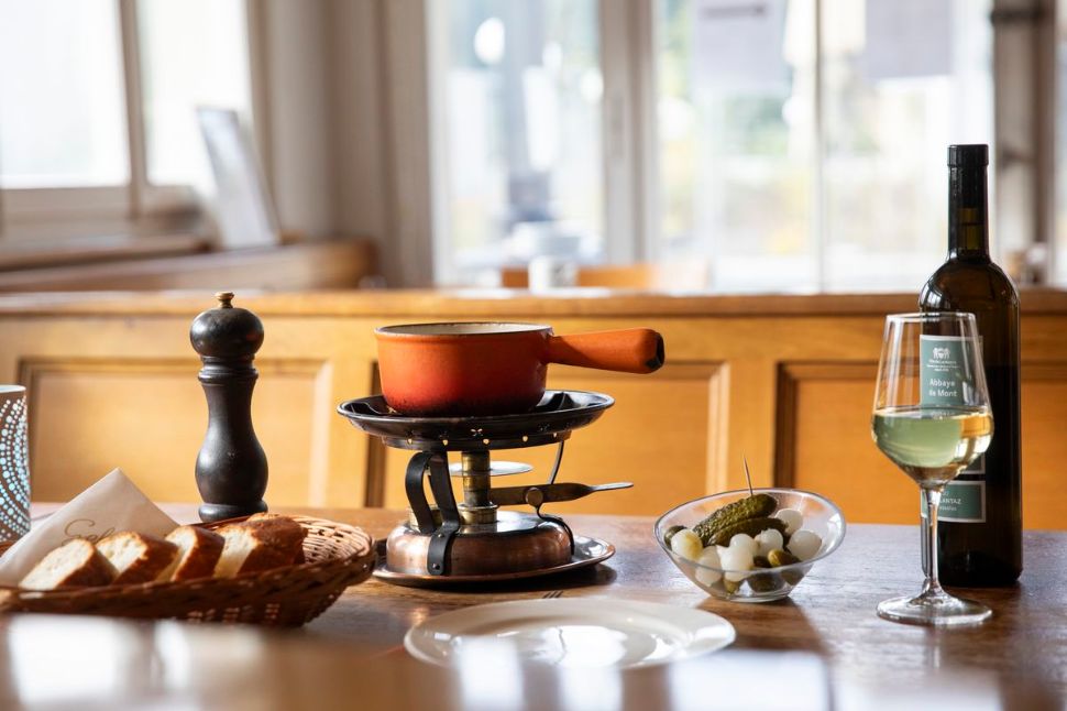 Fondue et vin blanc à La Pinte du Lac de Sauvabelin